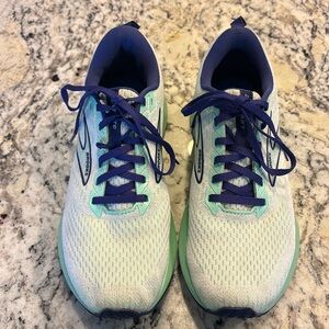 In excellent condition women’s Brooks Levitate 5 sneakers 8.5. No insoles